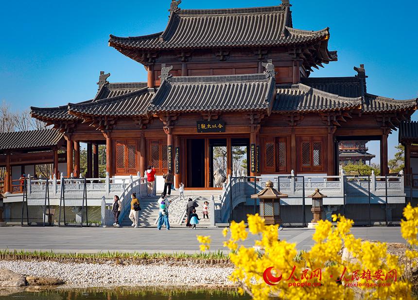 雄安悅?cè)莨珗@一角，不少家長(zhǎng)帶著孩子前來(lái)游玩。人民網(wǎng)宋燁文攝