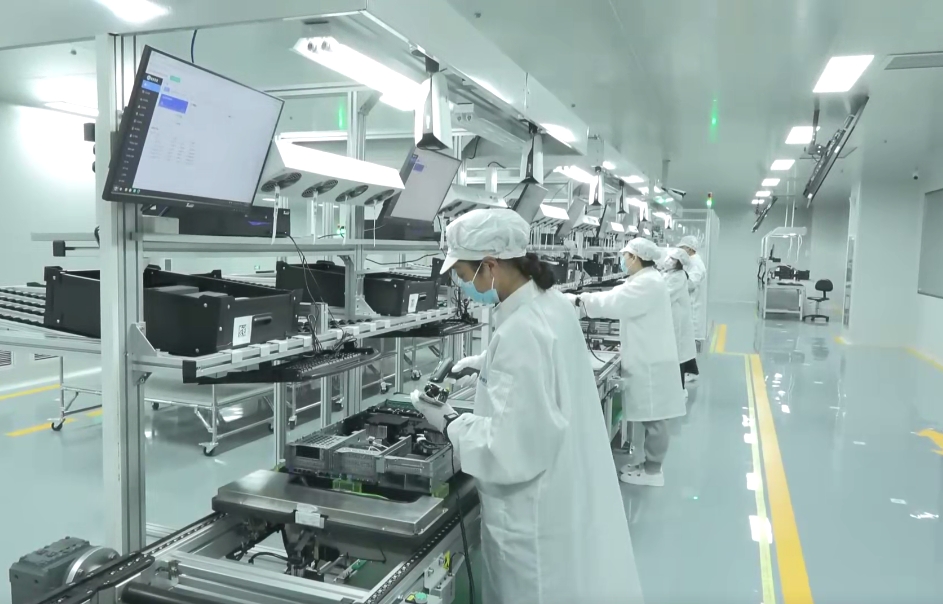 雄安新區(qū)首條信創(chuàng)產(chǎn)品數(shù)字化產(chǎn)線(xiàn)上，工作人員正在進(jìn)行個(gè)性化裝配。雄安百信信息科技有限公司供圖