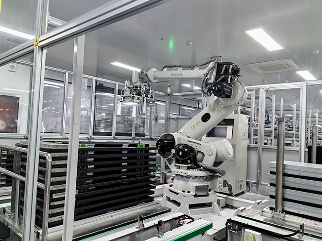 雄安新區(qū)首條信創(chuàng)產(chǎn)品數(shù)字化產(chǎn)線(xiàn)自動(dòng)化裝配作業(yè)。雄安百信信息科技有限公司供圖