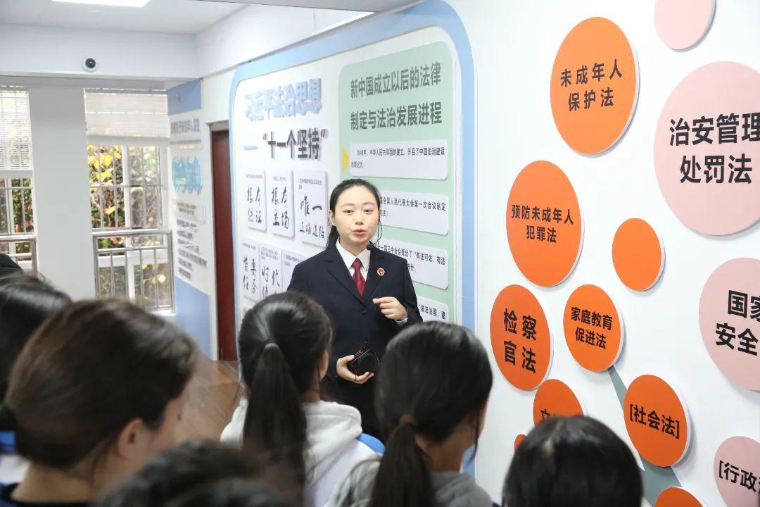 學(xué)生們參觀法治文化長(zhǎng)廊.jpg 學(xué)生們參觀法治文化長(zhǎng)廊.jpg