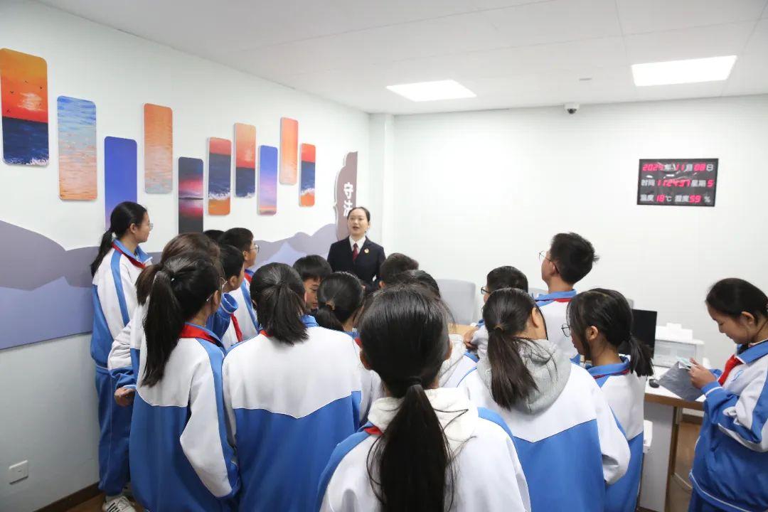 J檢察官現(xiàn)場(chǎng)開展以案說(shuō)法.jpg J檢察官現(xiàn)場(chǎng)開展以案說(shuō)法.jpg