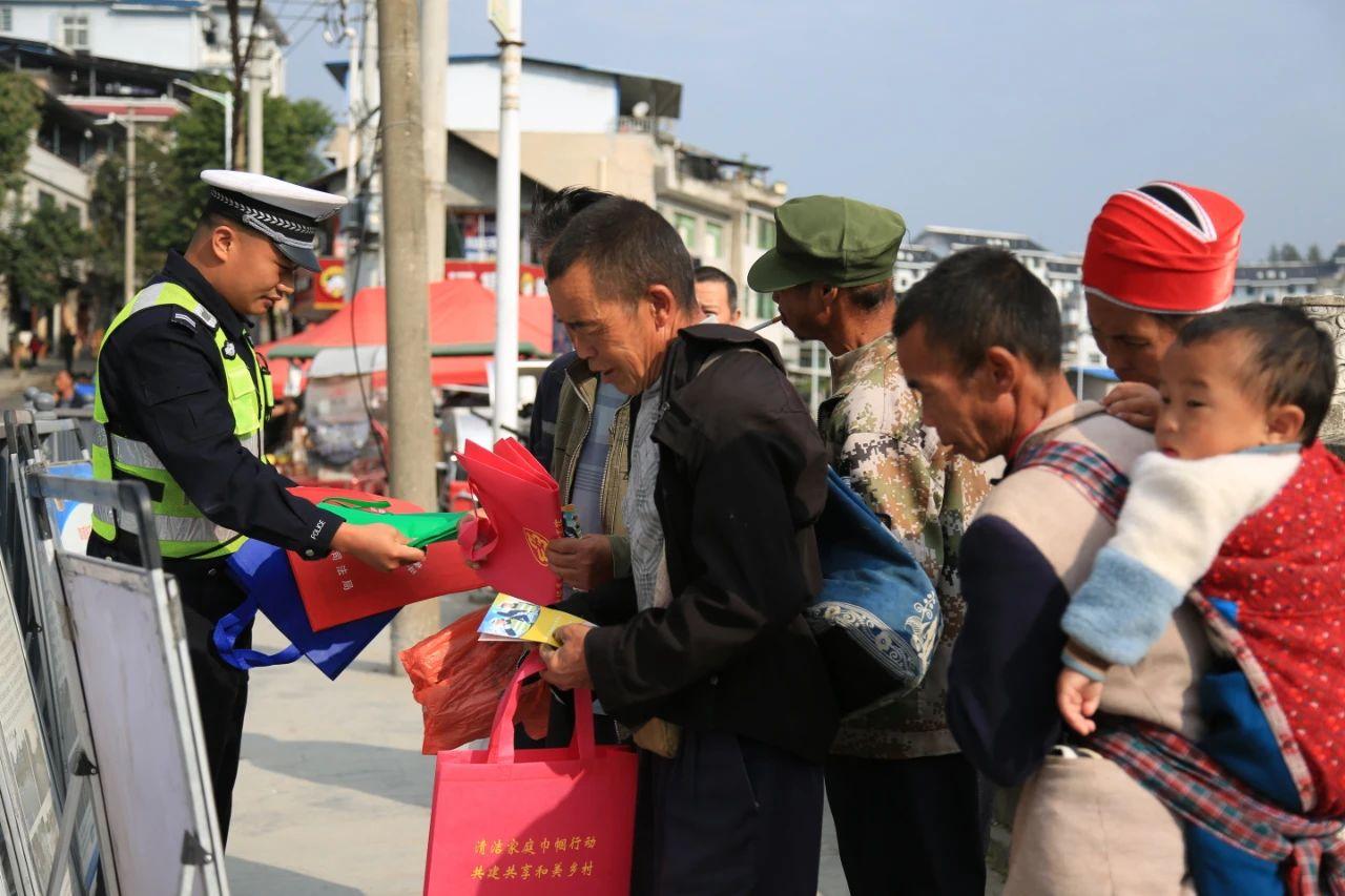 民警向群眾發(fā)放宣傳手冊.jpg 民警向群眾發(fā)放宣傳手冊.jpg