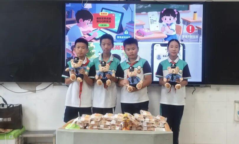 學(xué)生們領(lǐng)取普法紀(jì)念品.jpg 學(xué)生們領(lǐng)取普法紀(jì)念品.jpg