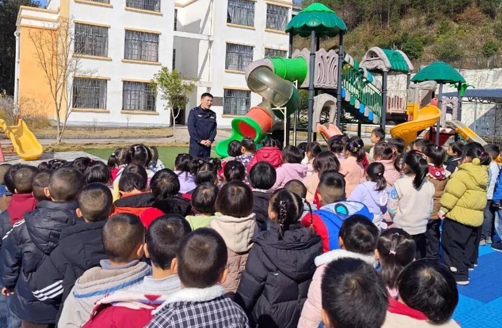 圖1 民警普法現(xiàn)場.jpg