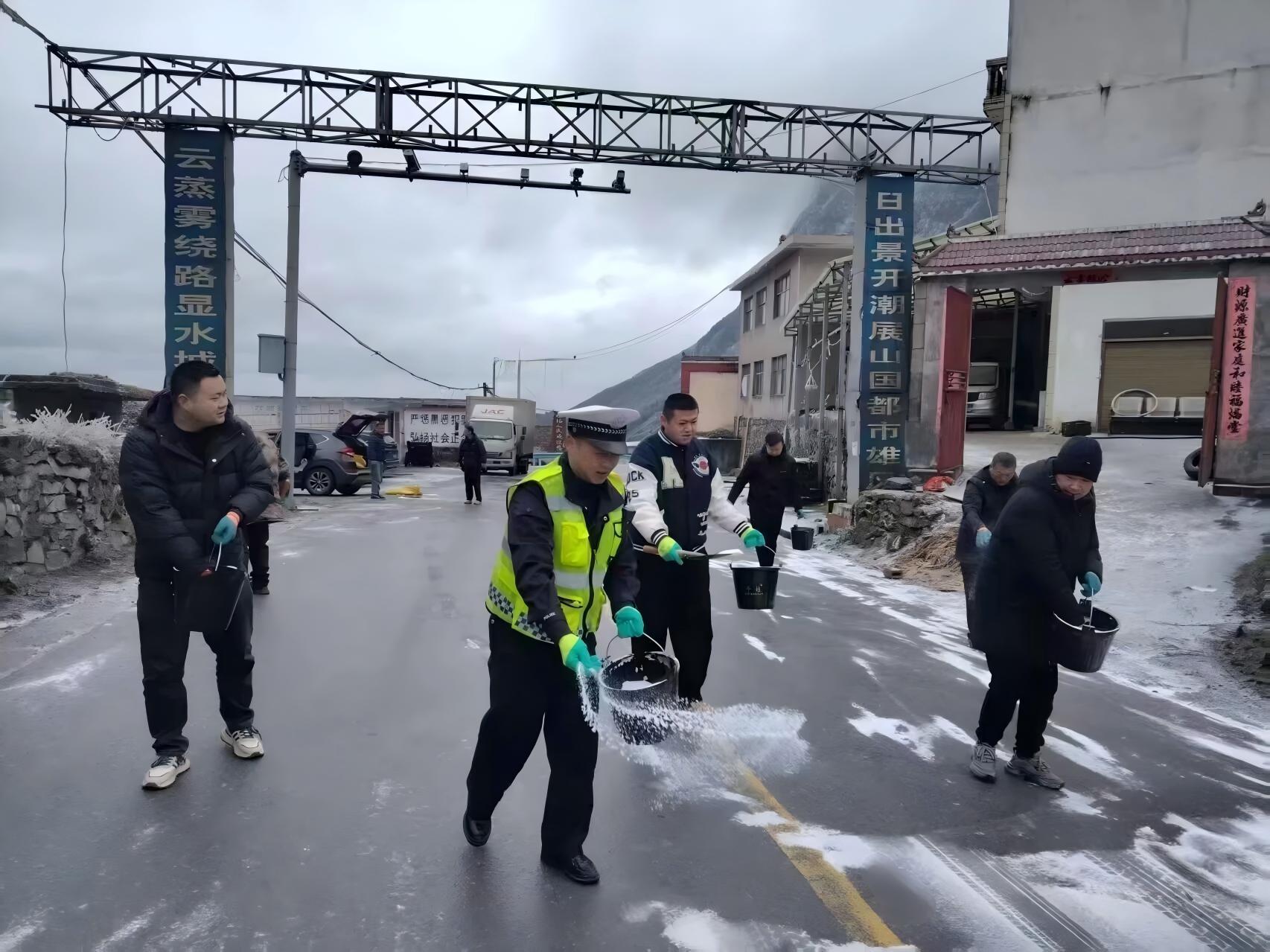 圖2民警在路上撒鹽除冰.jpg