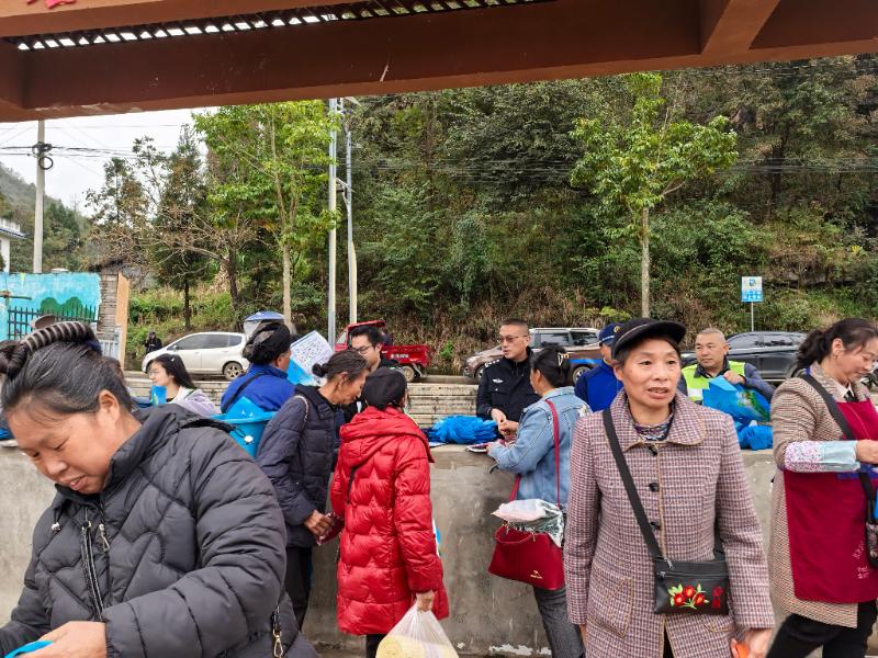 圖3 ?；痉ㄋ?lián)合公安、綜治、交管等部門(mén)開(kāi)展“道路交通安全”主題法治宣傳活動(dòng).jpg