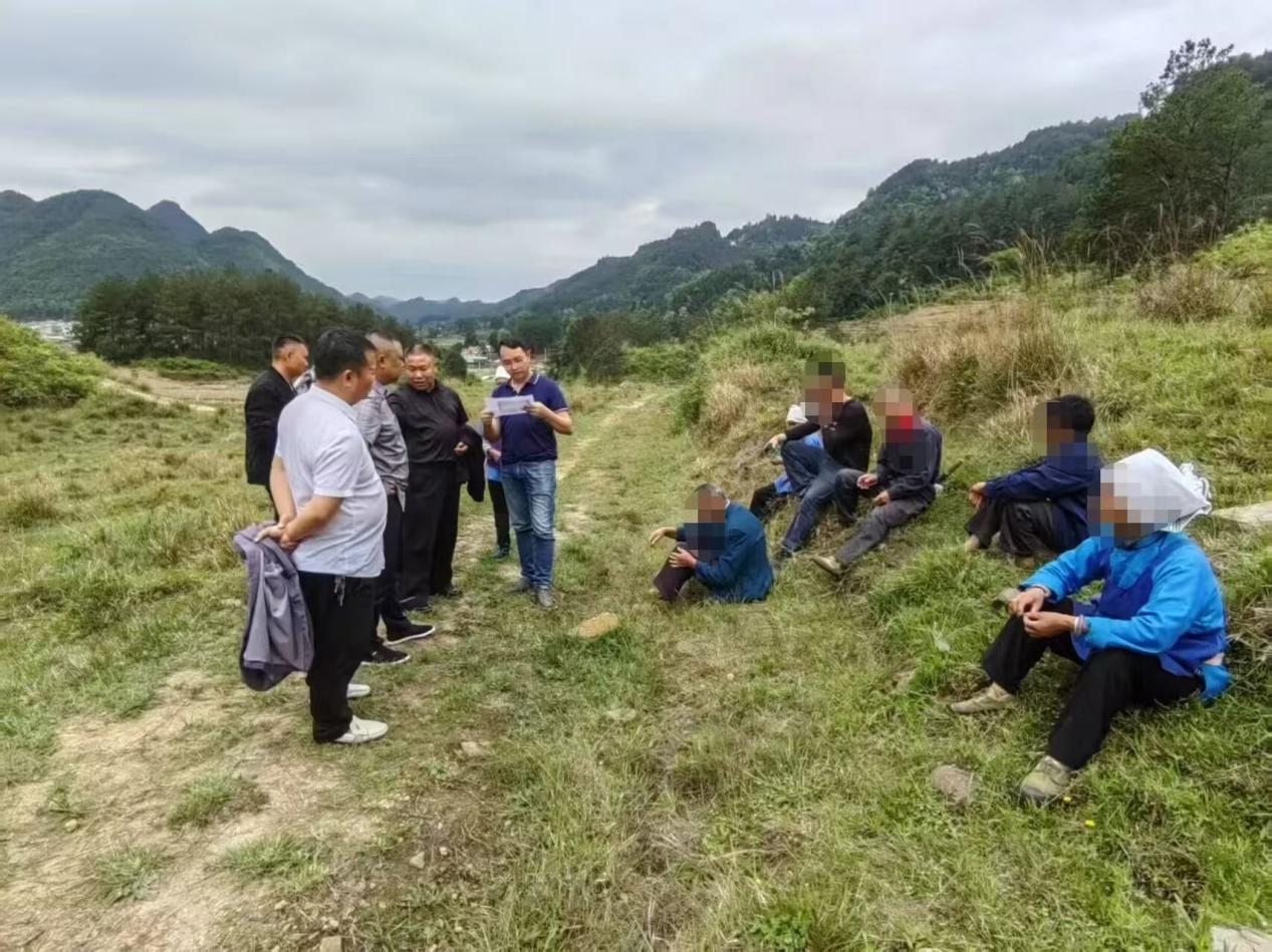 圖3 與村民調(diào)解協(xié)商現(xiàn)場.png 圖3 與村民調(diào)解協(xié)商現(xiàn)場.png