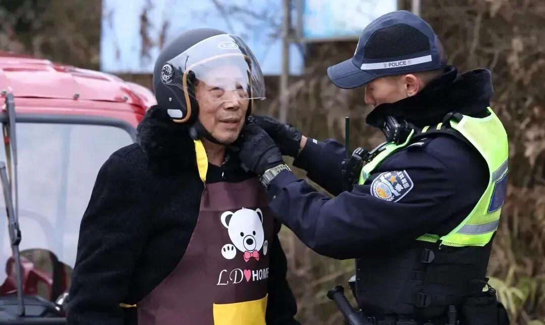 圖1交警檢查群眾佩戴頭盔.jpg 圖1交警檢查群眾佩戴頭盔.jpg