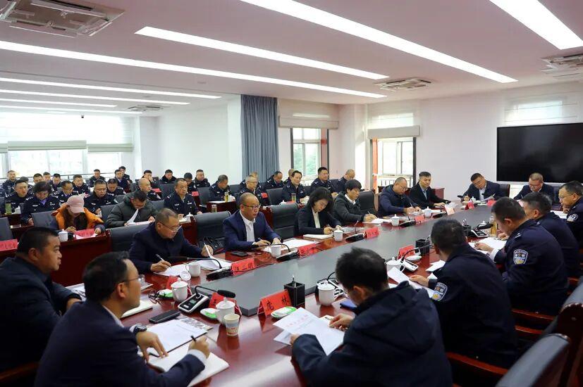 圖3 市公安局舉行黨風(fēng)政風(fēng)警風(fēng)監(jiān)督員聘任儀式?！岔樄踩诿襟w中心供圖.jpg