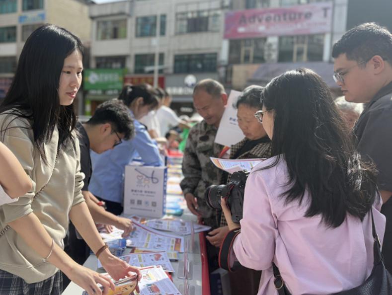 圖4 工作人員進行普法宣講.jpg