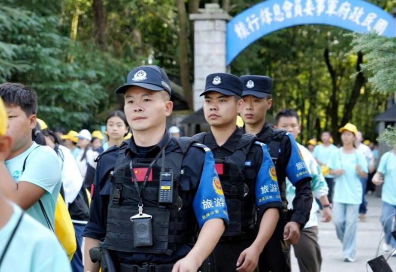 圖2 民警進行常態(tài)巡防.jpg