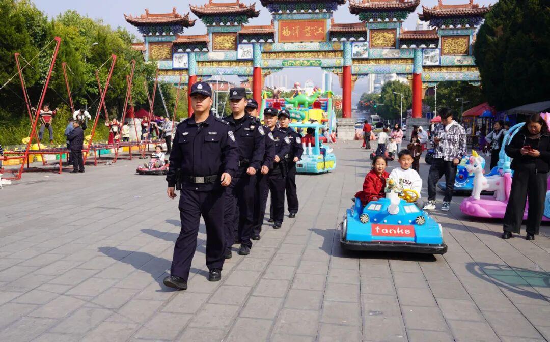 圖2 民警春節(jié)期間巡邏.jpg