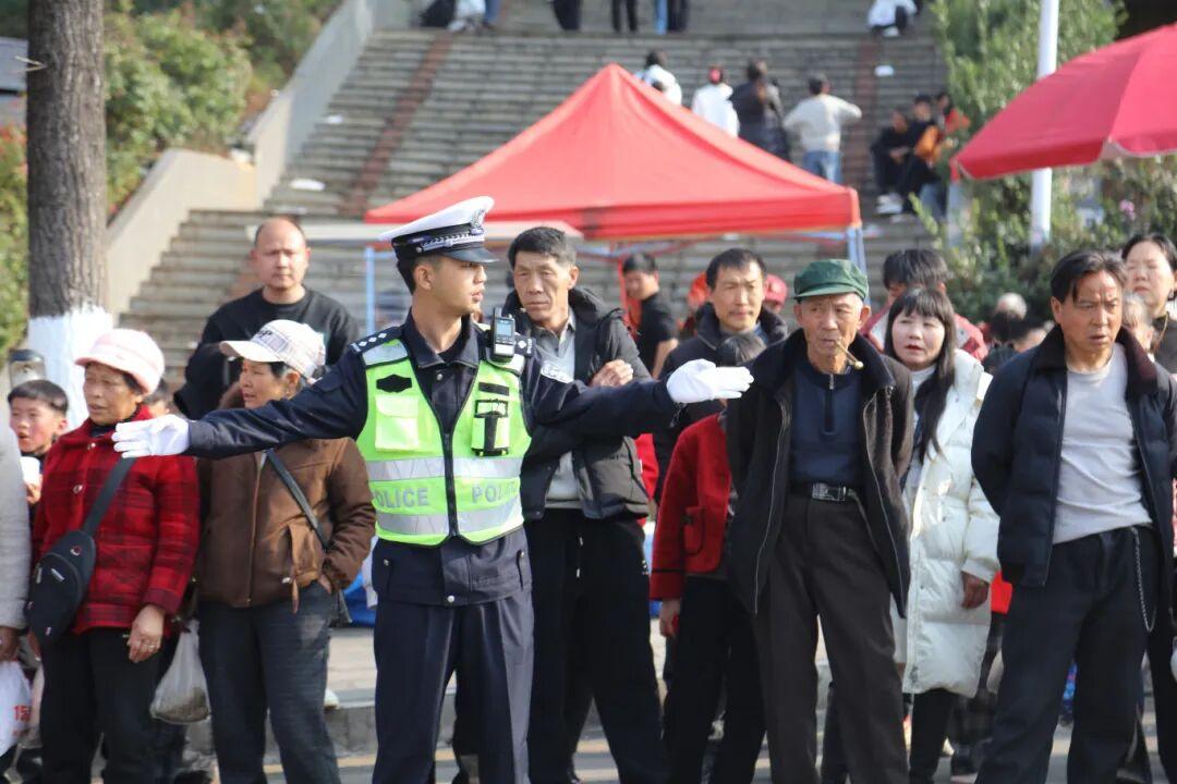 圖3 交警春節(jié)期間執(zhí)勤.jpg