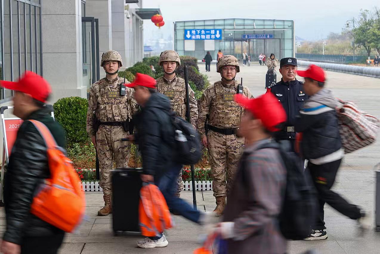 圖3駐站武警守護(hù)務(wù)工旅客有序進(jìn)站乘車。.jpg