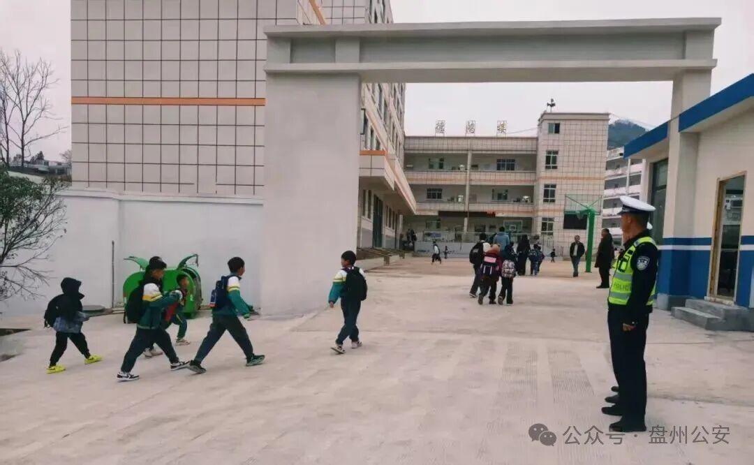 圖1  水城分局民警開(kāi)展護(hù)學(xué)崗工作.jpg