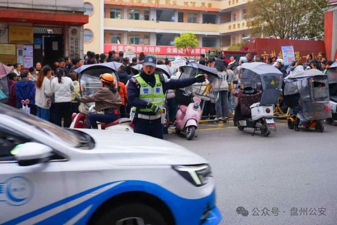 圖3  六枝公安交警在校園門(mén)口指揮交通.jpg