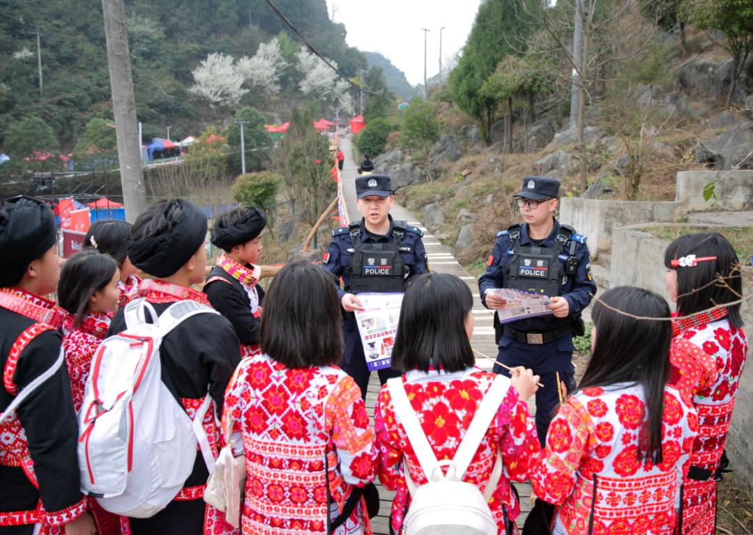圖2 民警們手拿禁毒、反詐、防火防盜宣傳品開展宣傳.jpg