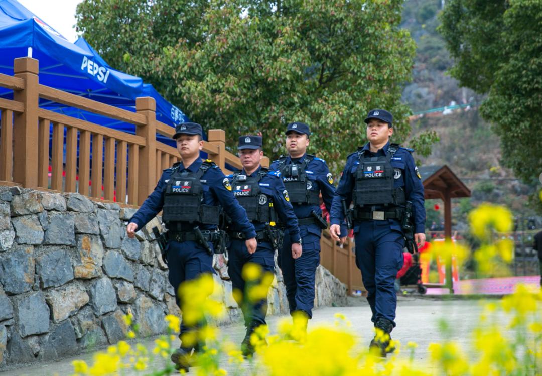 圖3  民警開展現場安全巡邏.jpg