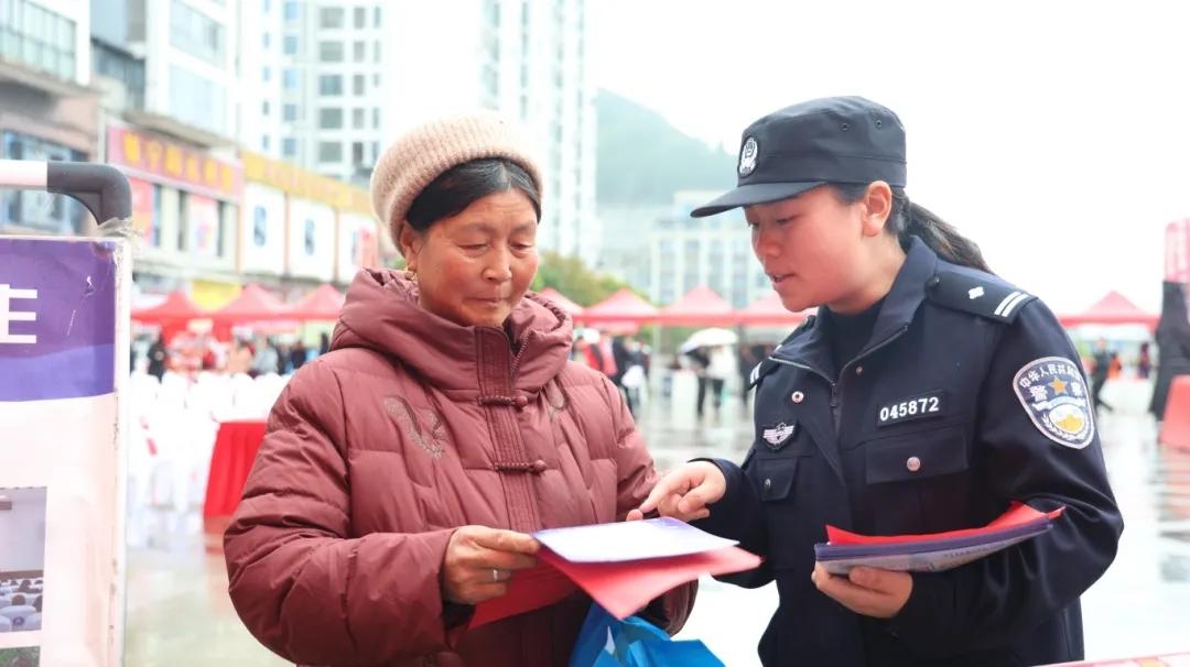 圖3吳德慧給群眾普及知識.jpg 圖3吳德慧給群眾普及知識.jpg