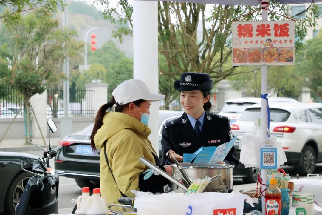 圖2安一向群眾普及安全知識.jpg 圖2安一向群眾普及安全知識.jpg