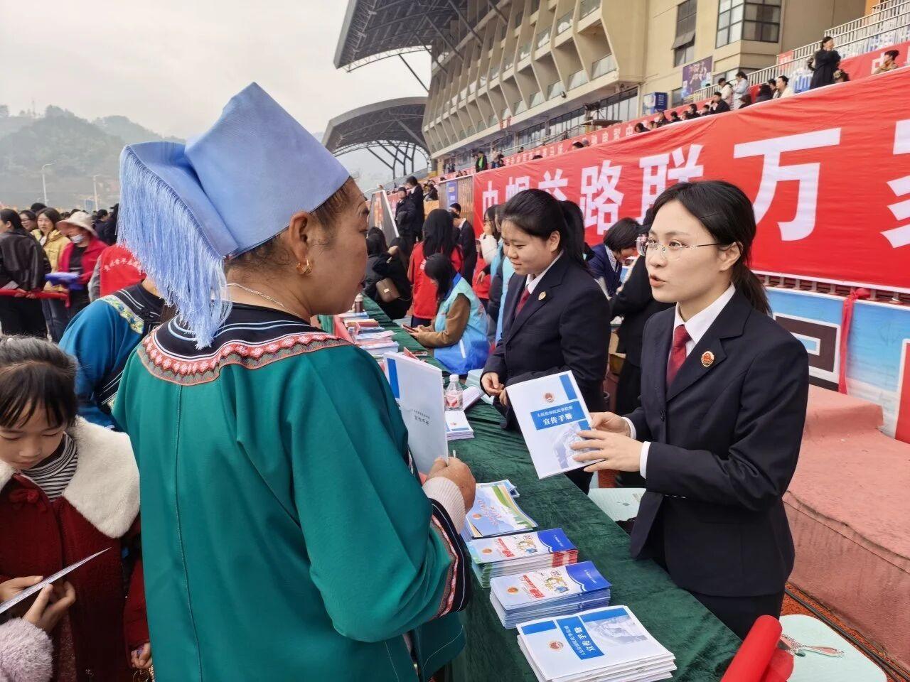 圖1 女干警向過往群眾普及法律知識(shí).jpg 圖1 女干警向過往群眾普及法律知識(shí).jpg