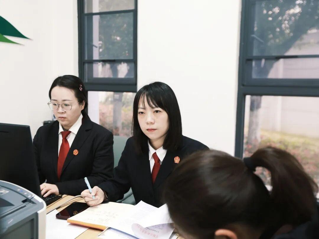 圖3 日常工作中的朱俊蓉.jpg.jpg