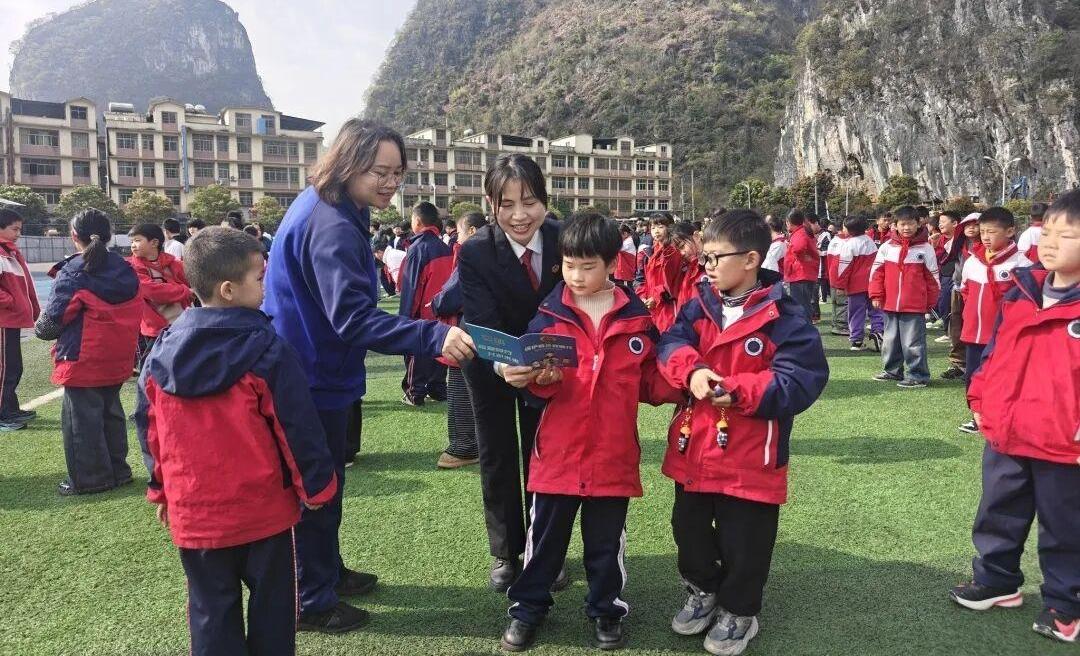 貴州紫云檢察：法治副校長(zhǎng)化身“護(hù)花使者” 法治巡講護(hù)航學(xué)子新學(xué)期