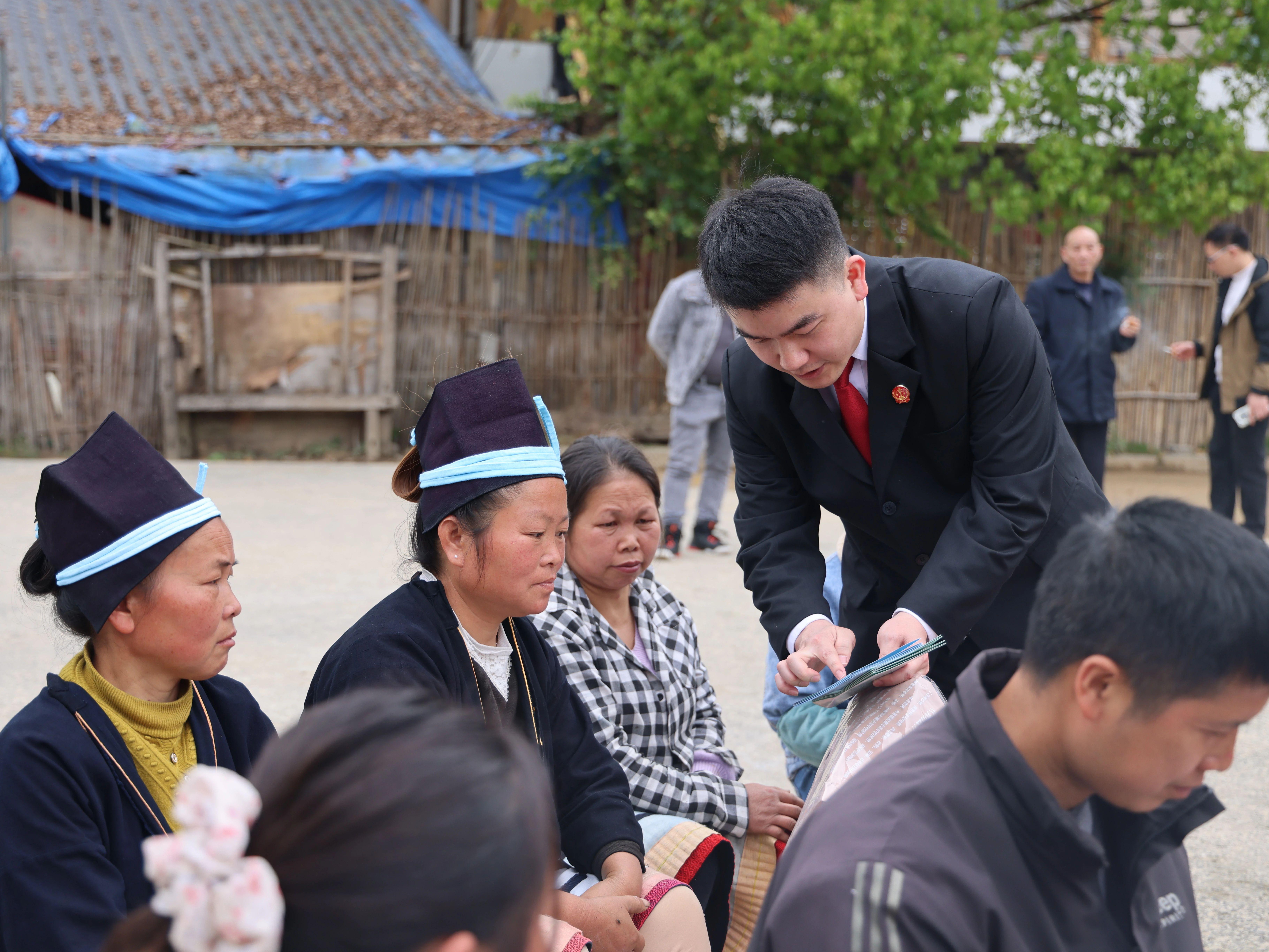 圖1法院干警向現(xiàn)場(chǎng)群眾普法.jpg 圖1法院干警向現(xiàn)場(chǎng)群眾普法.jpg