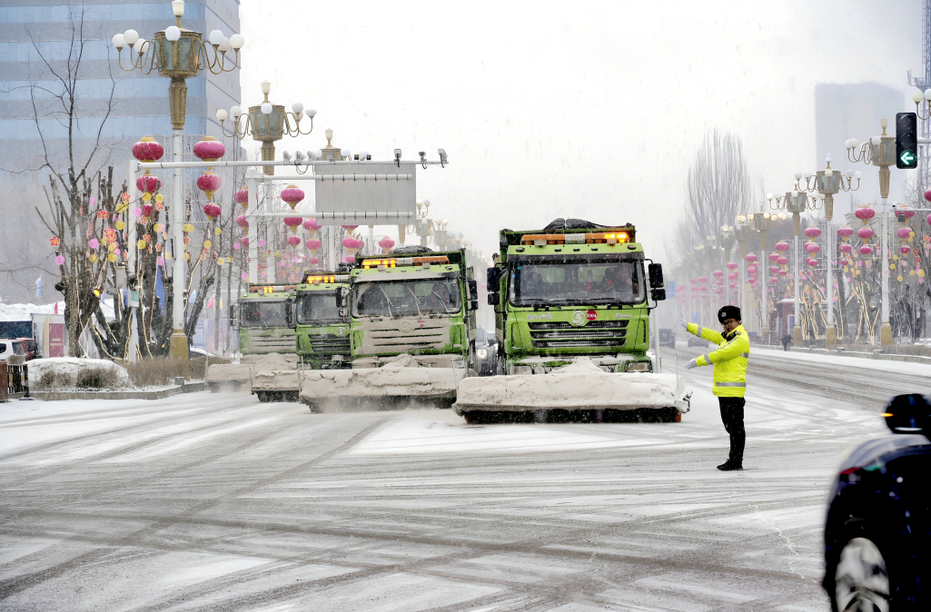 新疆霍爾果斯：全力應(yīng)對強(qiáng)降雪天氣 保障群眾出行安全