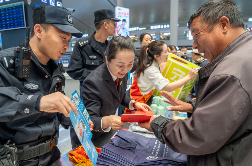 烏魯木齊鐵警：國(guó)家安全普法宣傳進(jìn)車站