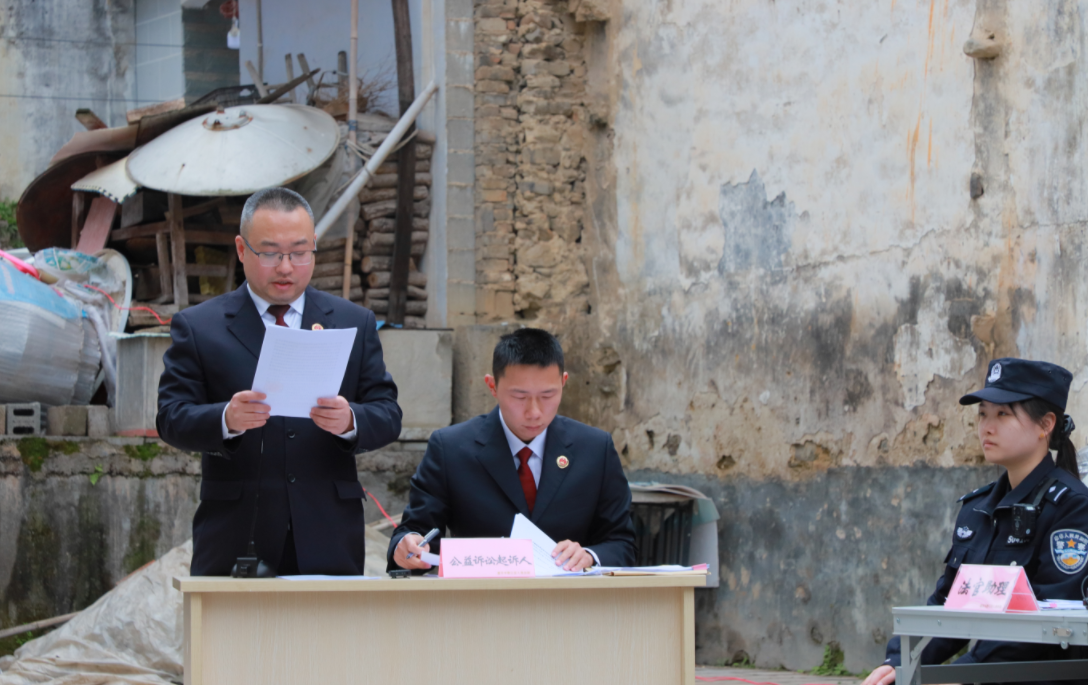 法槌落在古建筑前