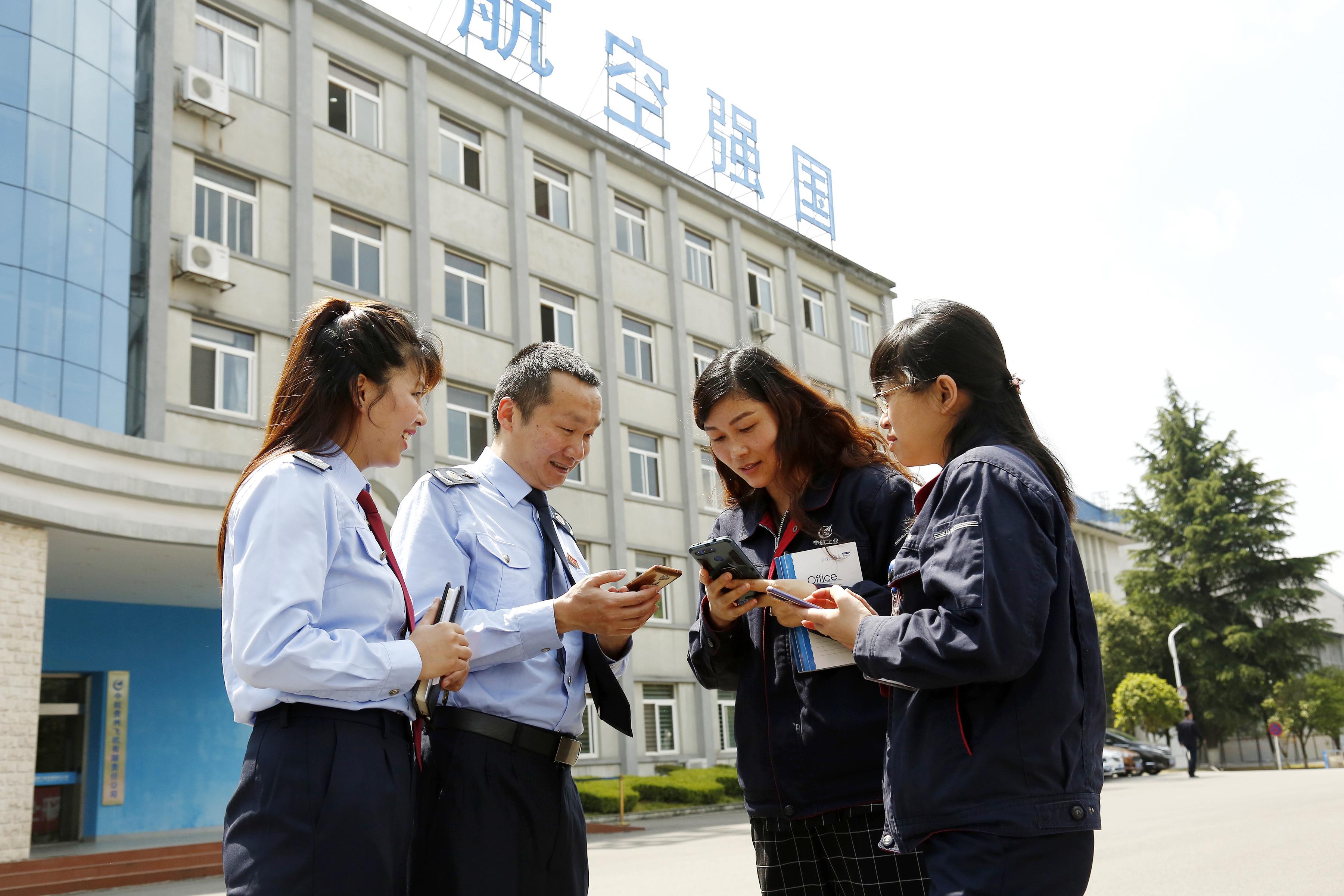 “金稅委員” 走進(jìn)企業(yè)，為企業(yè)詳細(xì)解說稅務(wù)部門在減稅降費(fèi)、納稅服務(wù)、助企紓困等方面的措施與成效，并專項(xiàng)輔導(dǎo)企業(yè)所需稅費(fèi)知識(shí)。.jpg