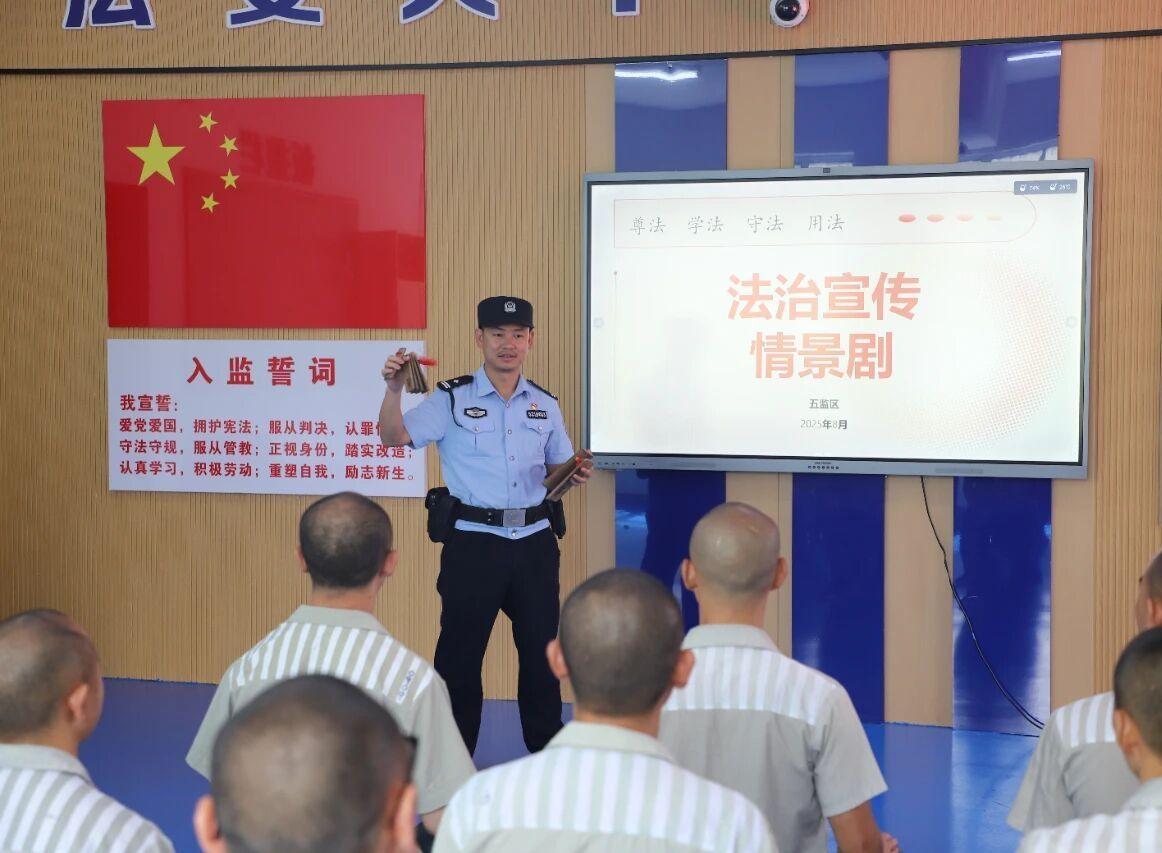 民警指導編排情景劇.jpg 民警指導編排情景劇.jpg
