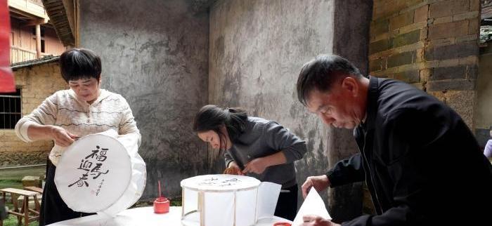 福建永定:趕制傳統(tǒng)手工花燈迎元宵