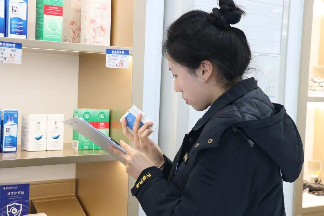 圖1 執(zhí)法人員在商鋪檢查產(chǎn)品信息.jpg 圖1 執(zhí)法人員在商鋪檢查產(chǎn)品信息.jpg