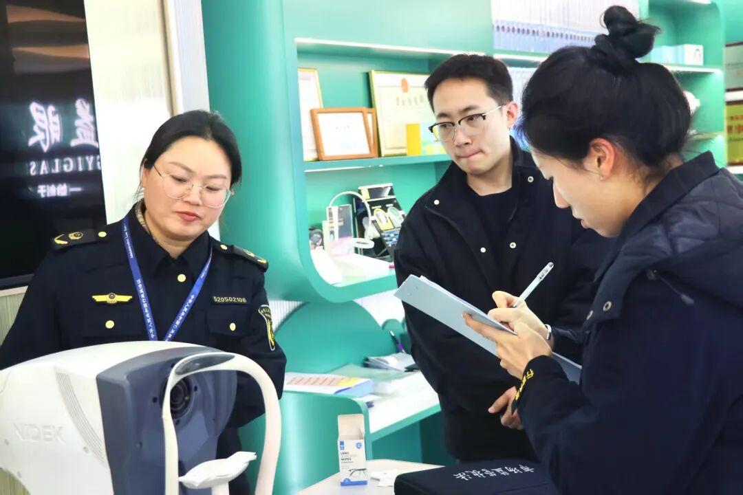 圖2 執(zhí)法人員對檢查情況做好信息登記.jpg 圖2 執(zhí)法人員對檢查情況做好信息登記.jpg