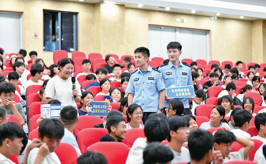 民警走進(jìn)轄區(qū)校園開展網(wǎng)絡(luò)安全宣傳活動(dòng)